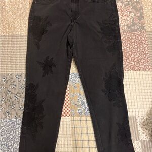 Chic Black Floral Embroidered Women's Skinny Jeans